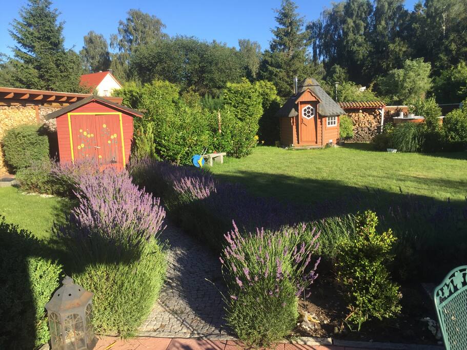 Ein Garten zum erholen. Wenn der Lavendel blüht ist alles voller Hummeln und Schmetterlingen.