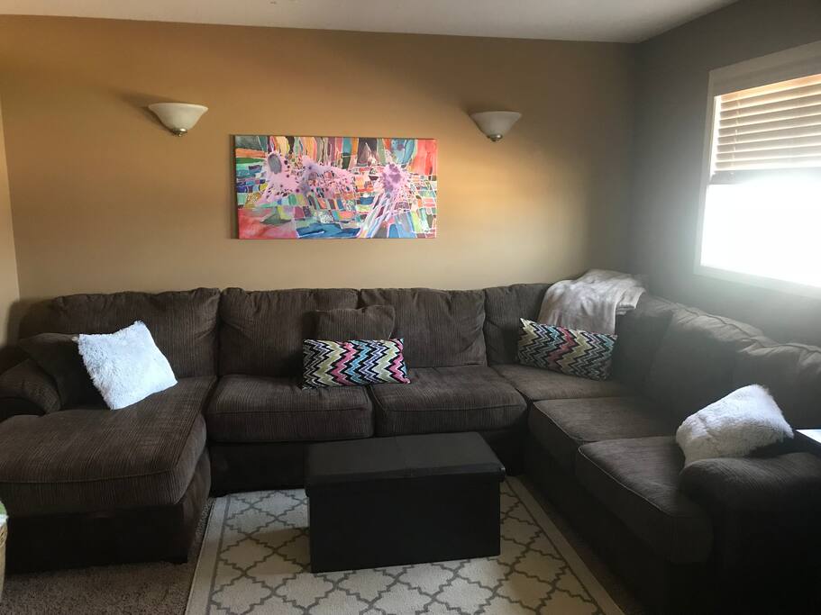 Large cozy TV / theatre room