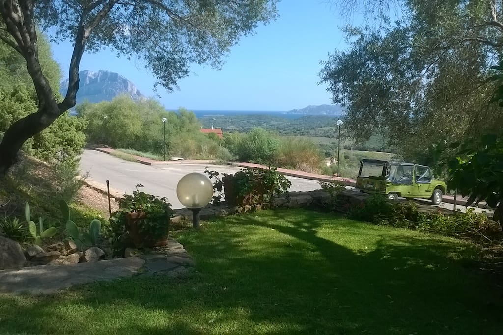 La vista dal giardino, Tavolara a sinistra, Molara a destra.