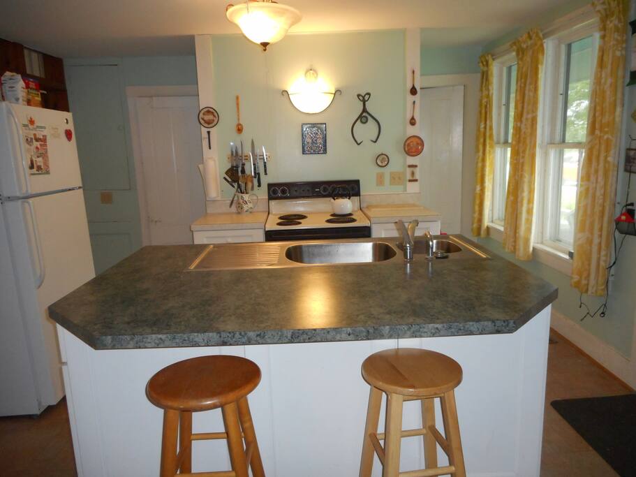 Country kitchen - bathrooms right and left of the stove