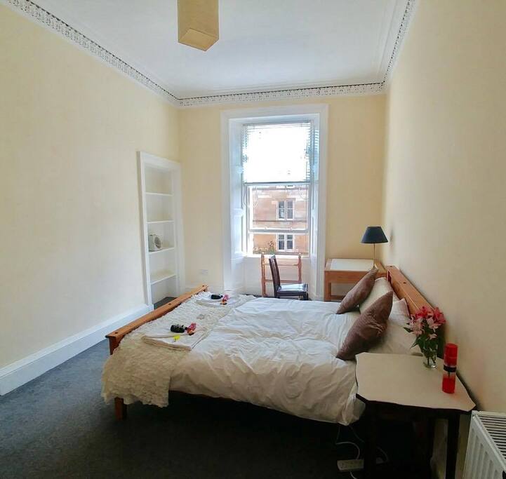 Bedroom 1, double bed on street side