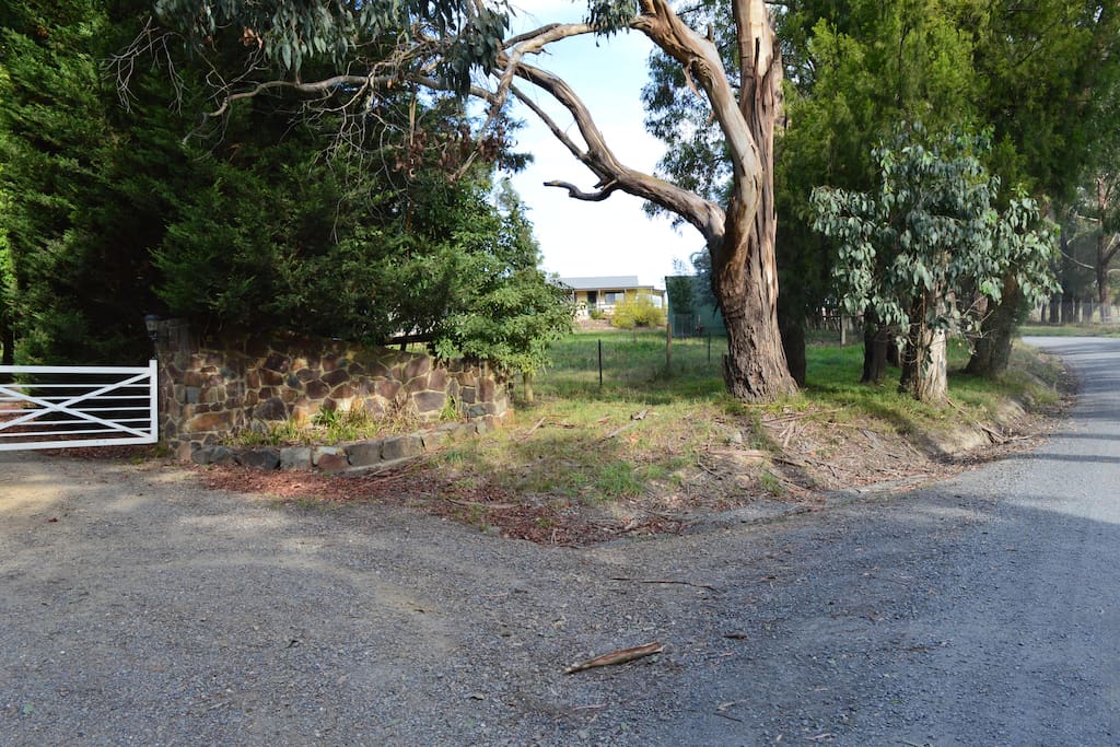 15 Owens road Woori Yallock. Entry from the second driveway.