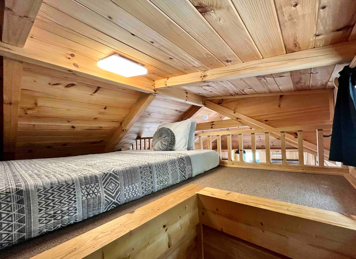 Удобно отворено поткровје кое гледа кон кујната/дневниот простор. 

Полн кревет и паметен телевизор