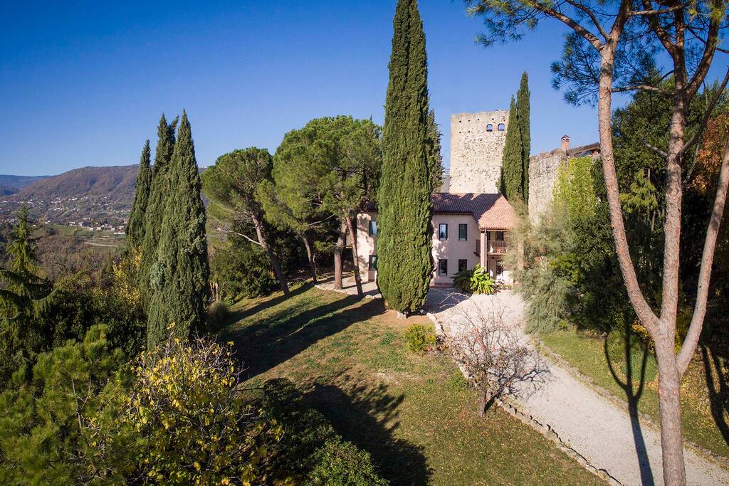 Il B&B e il muro del Castello Superiore