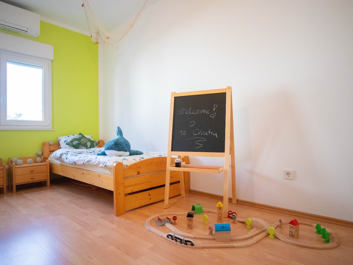 Chambre à coucher 2 (pour les enfants). Lits 90*200cm
Jouets : requin, planche à dessiner, train. 
Climatisation. 