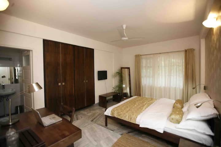 ตรงข้ามเตียงเป็นตู้เสื้อผ้าบิวท์อินสำหรับเก็บของของคุณมากมาย 