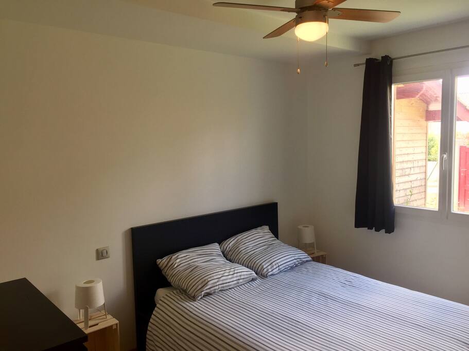 Première chambre avec lit double et rangements multiples