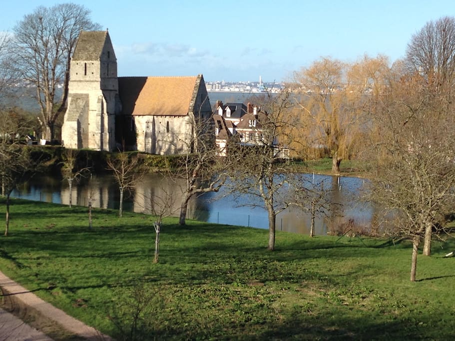 vue sur l'église avec étang privatif