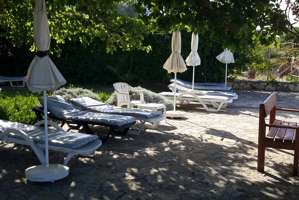 Schattige Terrasse mit Blick aufs Meer