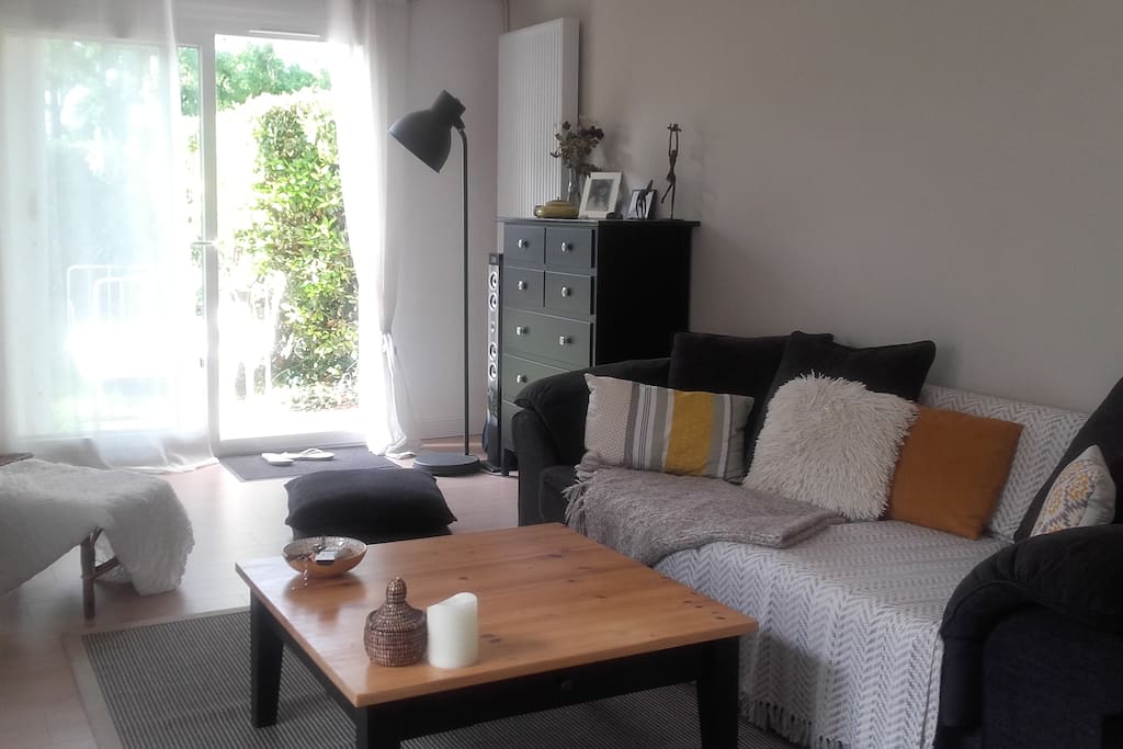 salon avec deux baie vitrée une qui donne dans le jardin l'autre dans le patio