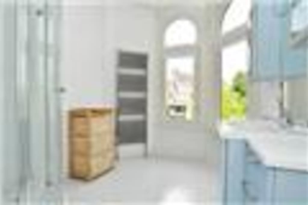 Bathroom (separate toilet)