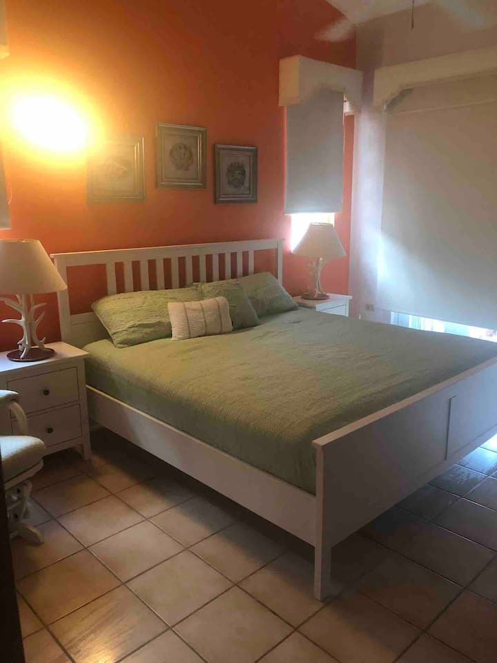 主卧配备加大双人床