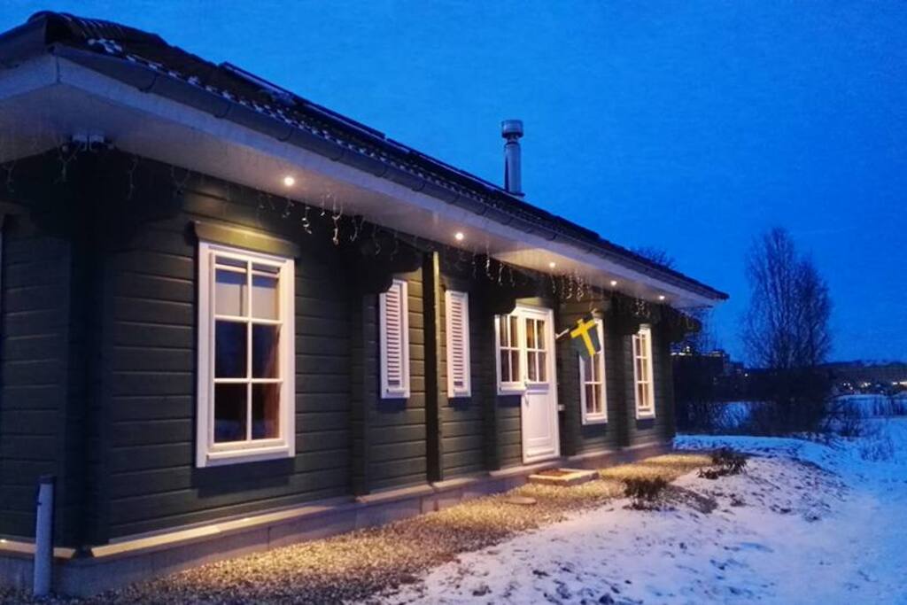 Sfeervol verlicht voor een aangenaam entree.