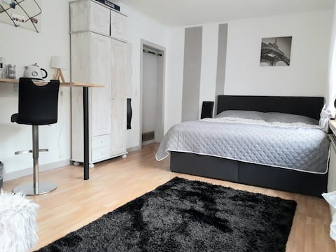 Kleines Zimmer mit separaten Eingang und Bad