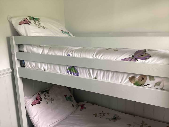 أسرّة بطابقين مريحة لطفلين. سرير علوي من 6+. هناك مساحة لمرتبة ثالثة أو سرير سفر متاح عند الطلب