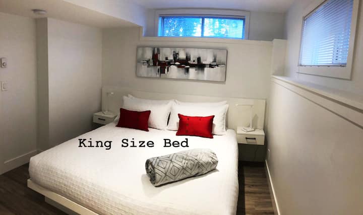 غرفة النوم. أضواء السرير بها موانئ. قفل الخصوصية على الباب. حمام داخلي.