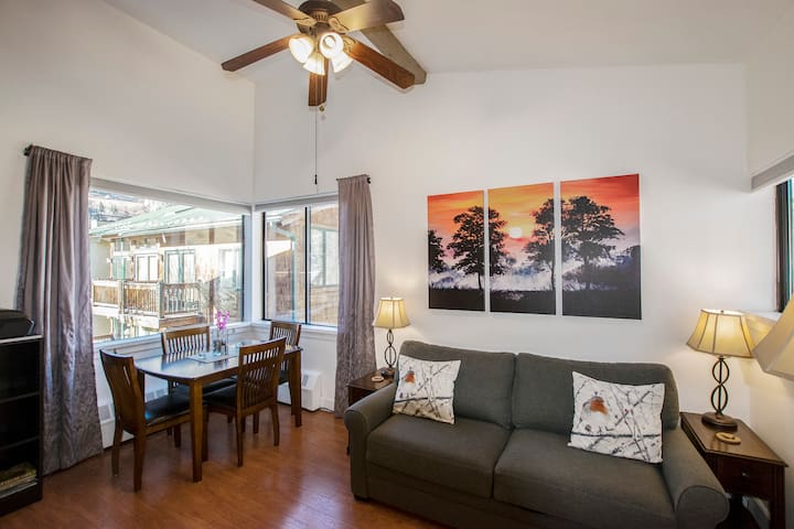 Walk to Everything in Town, Sunny, Kit, Hot Tub