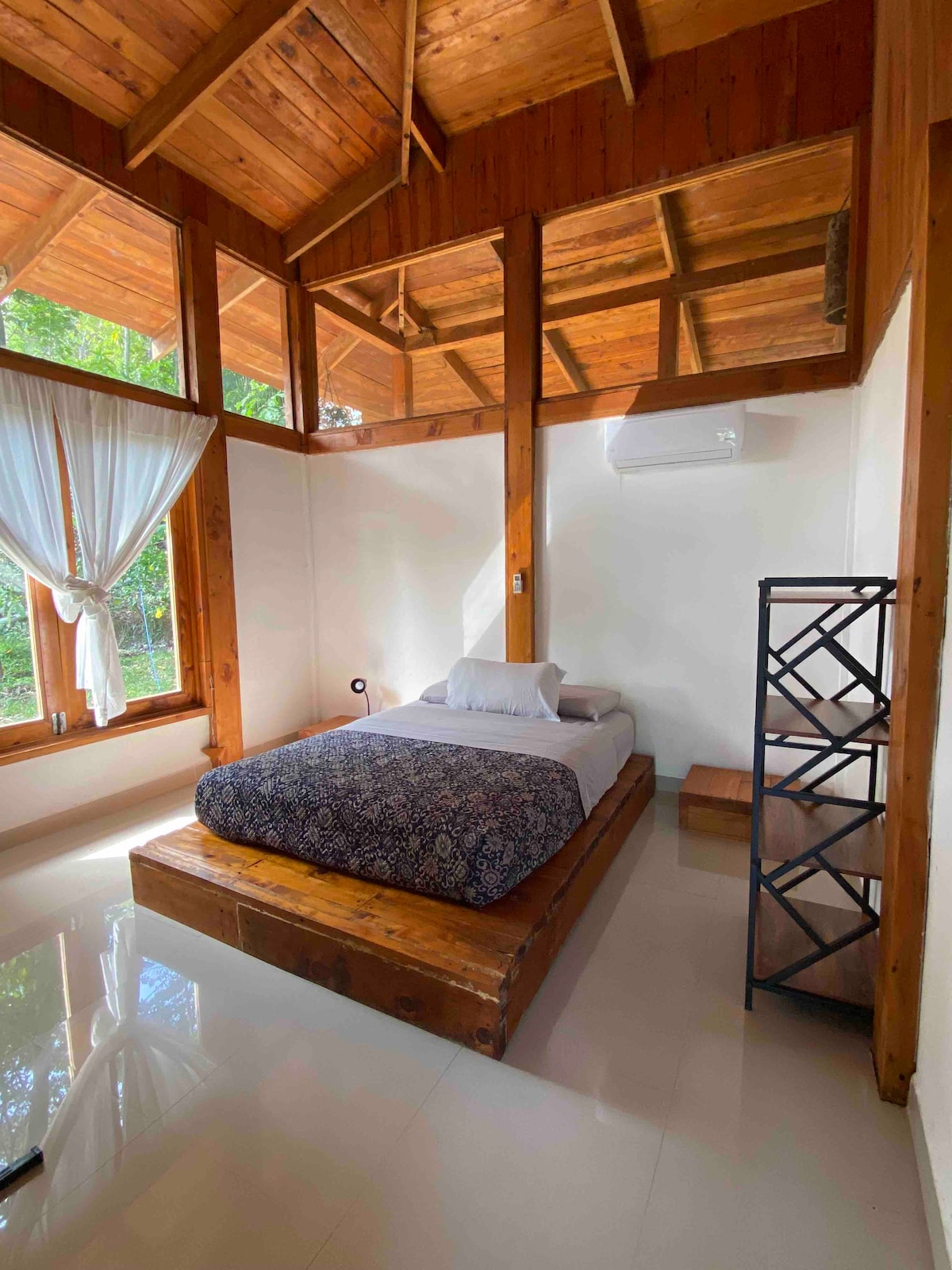 Glavna soba
Bračni krevet (širine 150-179
Klima-uređaj - TV - sef - pogled na prednji vrt