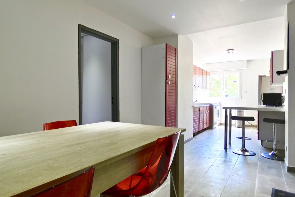 Dining table for 6 people overlooking to the kitchen