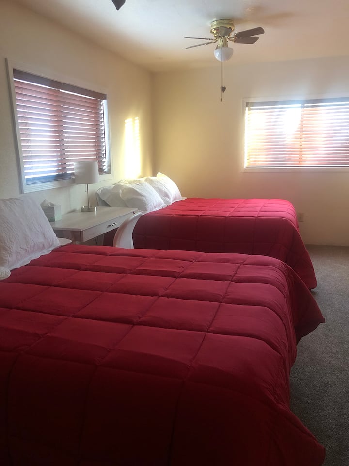 3号卧室有2张标准双人床。它从房源的后面俯瞰。 