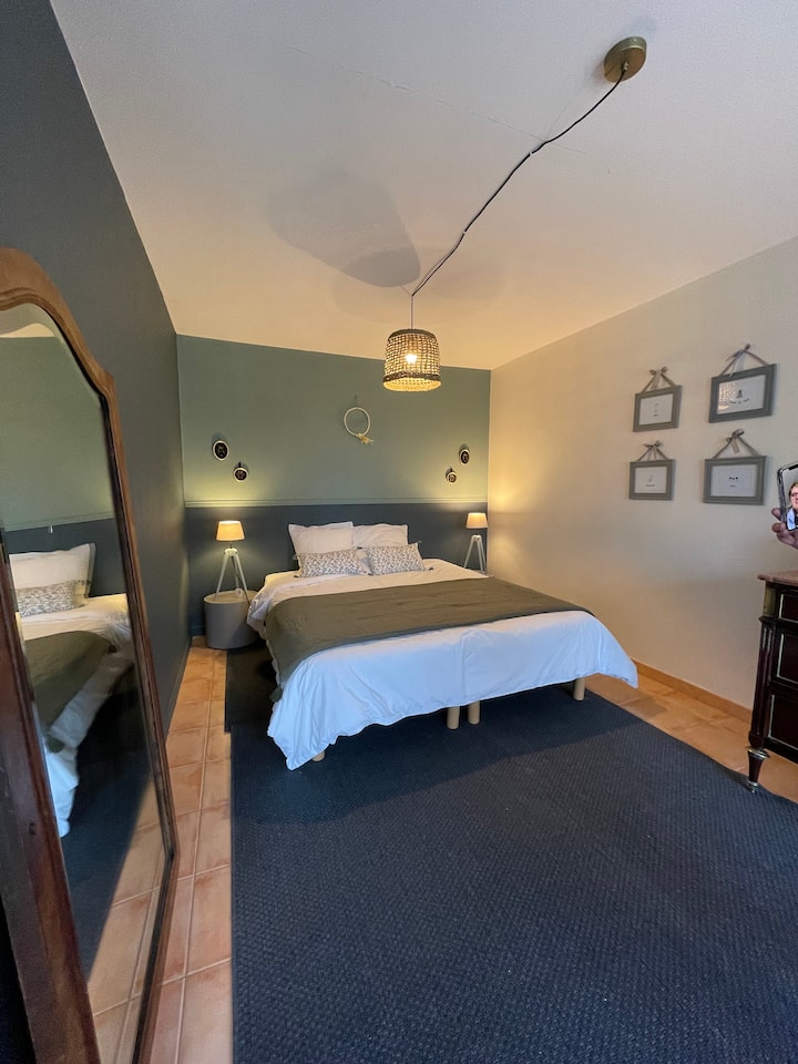 Camera al piano terra con vista sul giardino e sulla piscina.
Possibilità di un letto queen-size
O due 80 letti