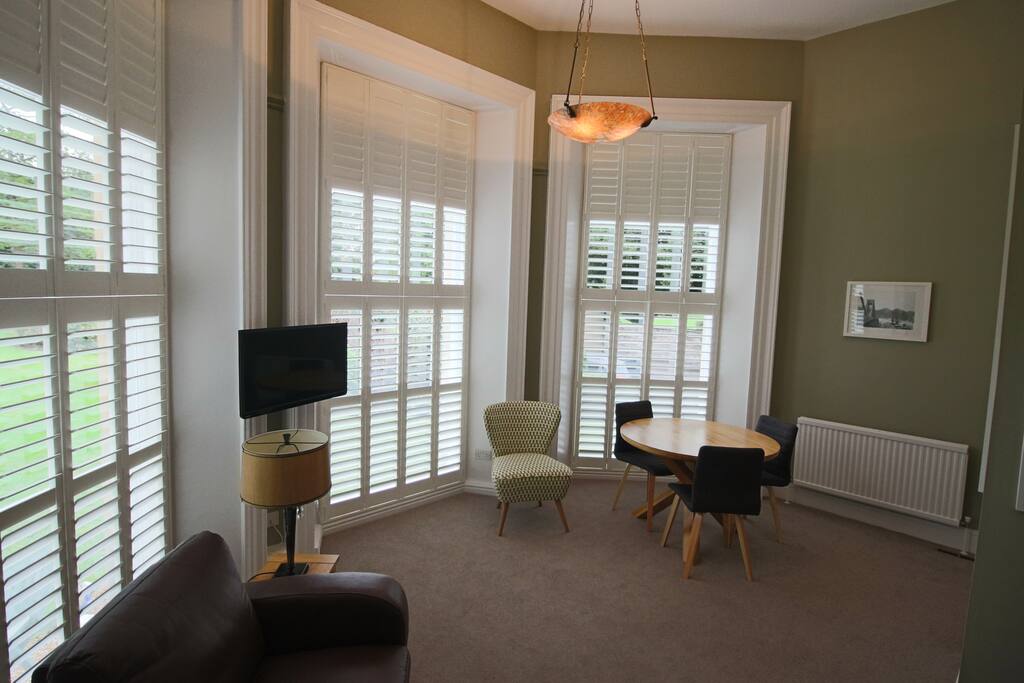 Beautiful floor to ceiling windows, with modern blinds.