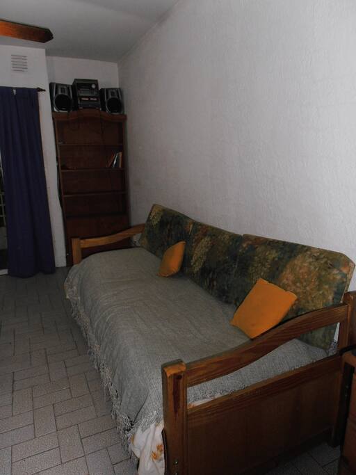 Living: sillón con 2 camas.