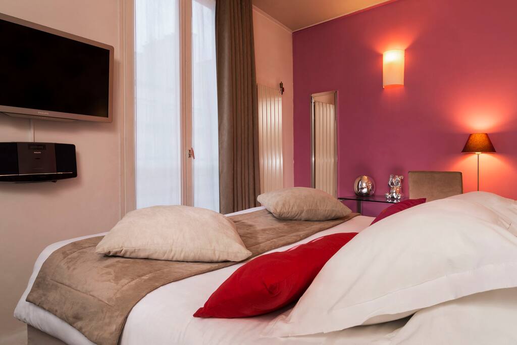private bathroom
wifi
tv with cable
safe
clean every day
french breakfast buffet offered for 2 personnes every day