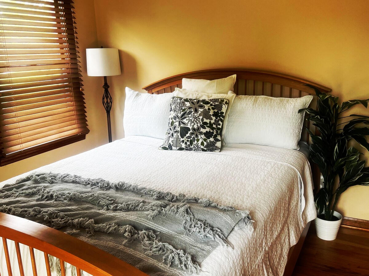 Chumba cha wageni chenye mwonekano wa ziwa! Kitanda aina ya Queen size. 