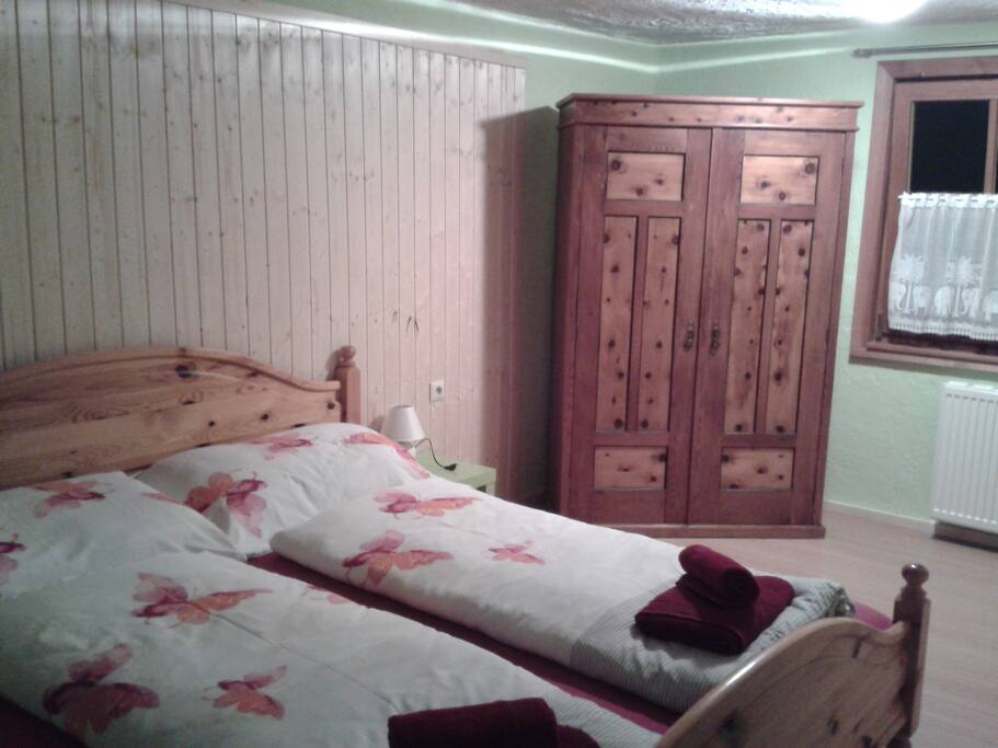 Schlafzimmer 1