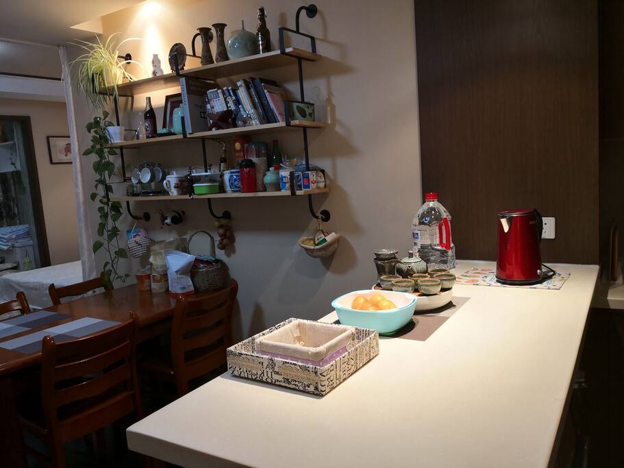 吧台,餐桌紧密结合