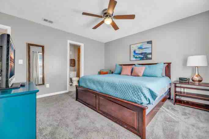 ห้องนอนใหญ่พร้อมเตียงขนาดคิงไซส์หมอนที่ไม่ก่อให้เกิดอาการแพ้และผ้าคลุมที่นอน ห้องน้ำในตัวและทีวีขนาด 40 นิ้วพร้อมอุปกรณ์อัจฉริยะ Roku 