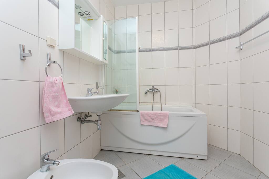 The bathroom 1