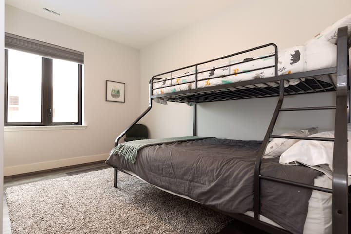 Chumba cha kulala na pacha XL juu ya bunk Malkia, blackout blinds