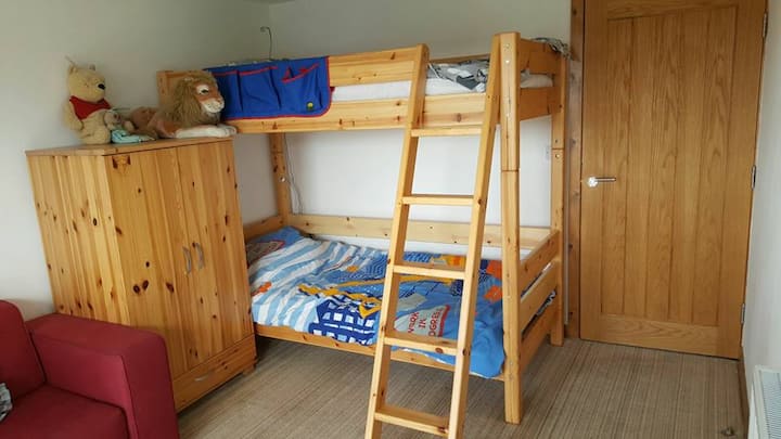La chambre avec lits superposés et lits gigognes au rez-de-chaussée. Le lit mesure 2 m de long, donc parfait pour les adultes aussi. Lits robustes.