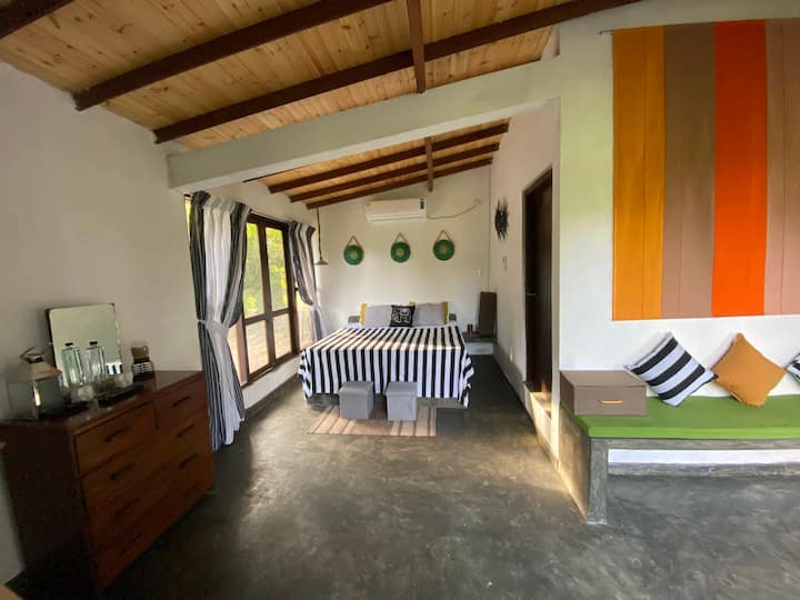 غرفة النوم الأولى - في الطابق الأرضي مفتوحة للحديقة الخلابة المحاطة بالطبيعة.