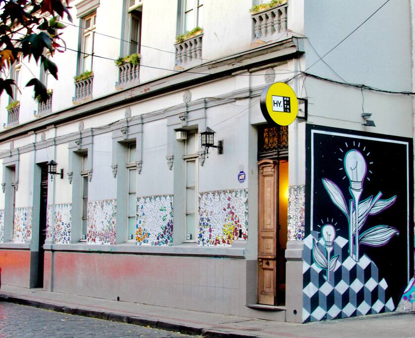 Ingreso por calle Almirante Barroso 547, a pasos de la estación de metro Santa Ana Línea 2 (color amarillo).