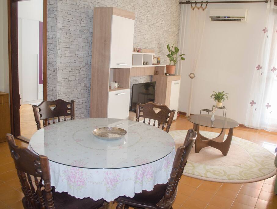pogled iz blagavaone na dnevni boravak