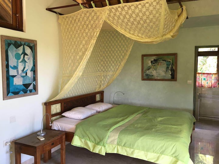 חדר שינה שני עם מיטת קווין סייז ורשת יתושים