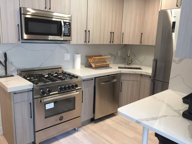 SEXY Grand Central Modern CHIC BRAND NEW PARK AVE gallery image 2