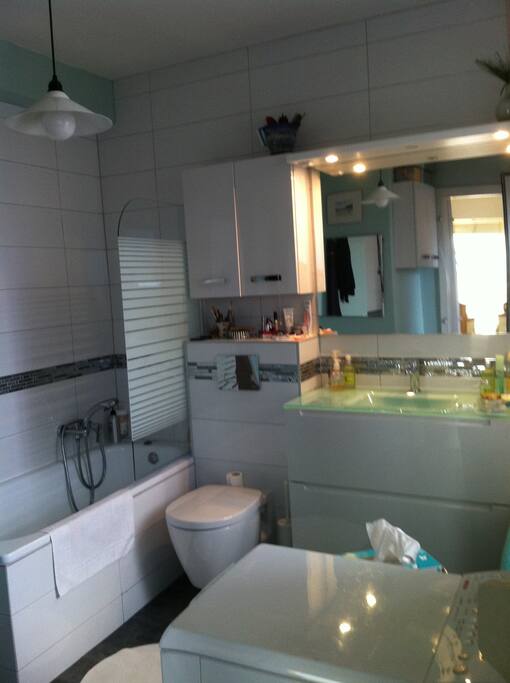Une salle de bain spacieuse et lumineuse à votre disposition