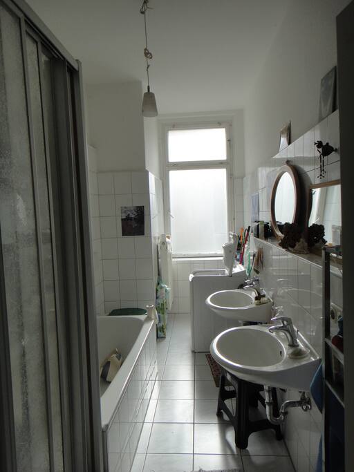 das riesige Bad mit Wanne, Dusche, 2 Waschbecken