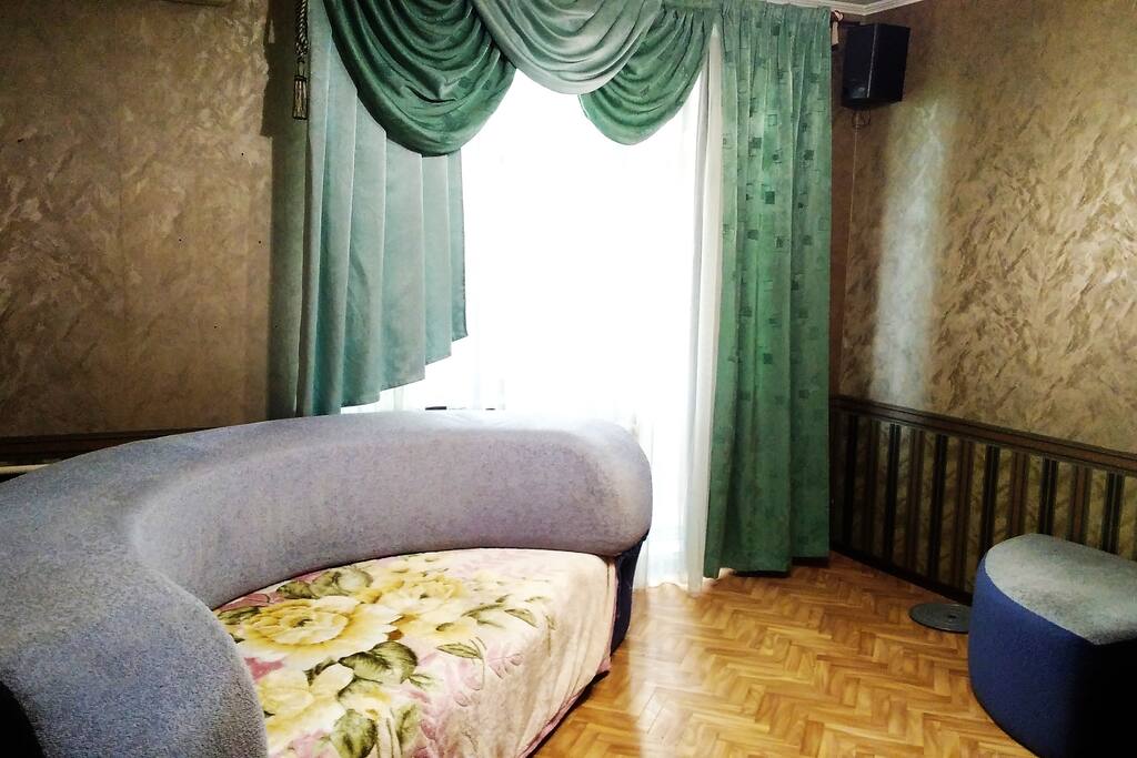 Комната с балконом
