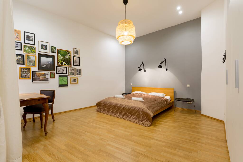 KING-sized bed and large sleeping area