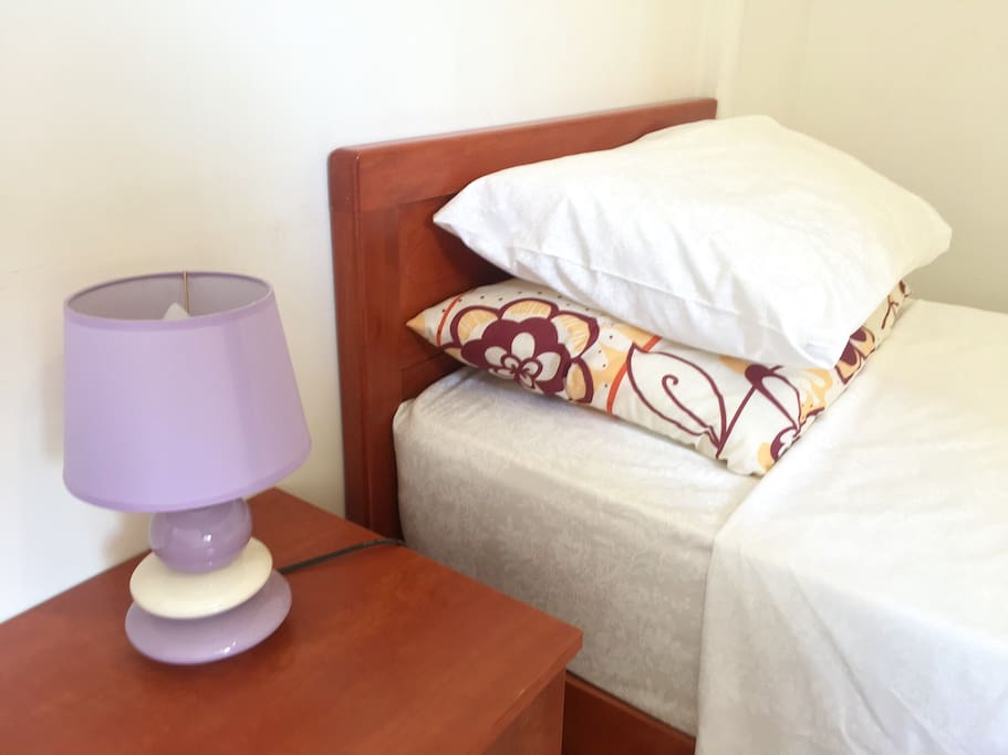 Bedroom 1 (2 single beds)