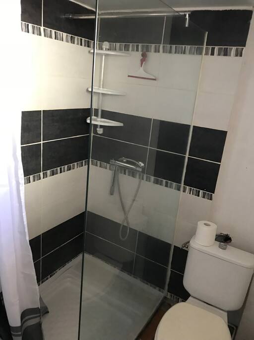 Cabine de douche spacieuse