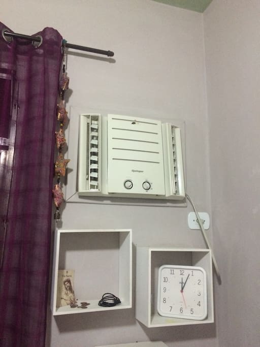 Ar condicionado e ventilador de teto.