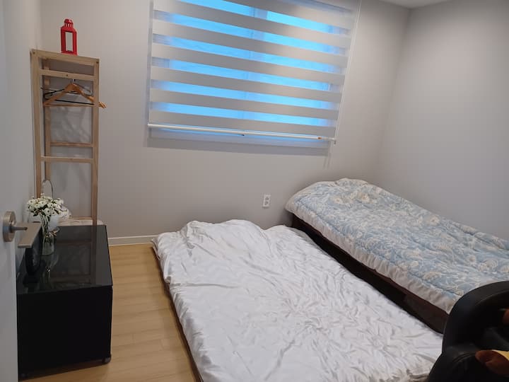 חדר שינה 2 
מיטת יחיד אחת. חלק עליון אחד לשני אנשים