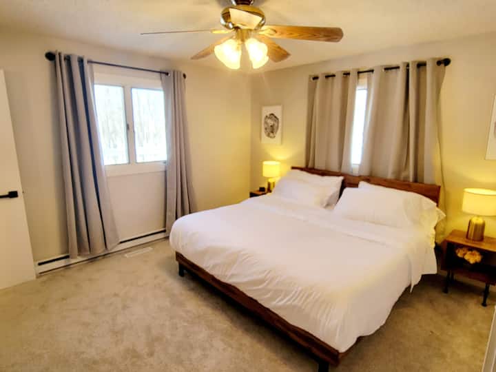 ห้องนอนหลักมีห้องน้ำ 3/4 ห้องของตัวเอง  เครื่องทำความร้อนแบบควบคุมแยกต่างหากสำหรับการอาบน้ำฝักบัวกระเบื้องแบบกำหนดเอง  ห้องนอนมีมู่ลี่สีเข้มเตียงคิงไซส์สมาร์ททีวีพร้อมรีโมท Roku