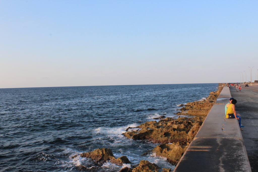 El malecón habanero frente a nuestra casa